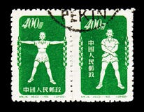 Twee die postzegels in China worden gedrukt toont Radio Groene gymnastiek, Sport serie, circa 1952 stock afbeeldingen Twee die postzegels in China worden gedrukt toont Radio Groene gymnastiek, Sport serie, circa 1952 stock afbeeldingen