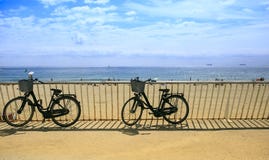 Twee fietsen op het strand Stock Afbeeldingen Twee fietsen op het strand Stock Afbeeldingen