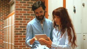 Twee gelukkige studenten die een tablet gebruiken stock videobeelden Twee gelukkige studenten die een tablet gebruiken stock videobeelden