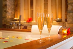 Twee glazen champagne dichtbij Jacuzzi stock foto's Twee glazen champagne dichtbij Jacuzzi stock foto's