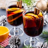 Twee glazen hete overwogen wijn met kruiden en gesneden sinaasappel Kerstmisdrank met decoratie Hoogste mening royalty-vrije stock afbeeldingen Twee glazen hete overwogen wijn met kruiden en gesneden sinaasappel Kerstmisdrank met decoratie Hoogste mening royalty-vrije stock afbeeldingen