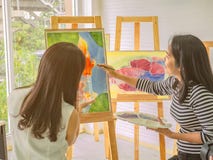 Twee jonge Aziatische vrouwenkunstenaar die terwijl het gebruiken van ideeën om het beste kunstwerk samen te denken en te creëren stock afbeeldingen Twee jonge Aziatische vrouwenkunstenaar die terwijl het gebruiken van ideeën om het beste kunstwerk samen te denken en te creëren stock afbeeldingen