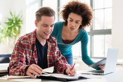 Twee jonge studenten die Internet voor online nuttige informatie doorbladeren royalty-vrije stock foto Twee jonge studenten die Internet voor online nuttige informatie doorbladeren royalty-vrije stock foto