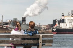 Twee jonge vrouwen op een bank royalty-vrije stock afbeeldingen Twee jonge vrouwen op een bank royalty-vrije stock afbeeldingen