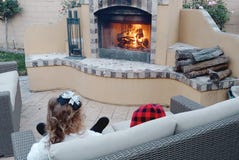 Twee Kinderen die van de Warmte van een Binnenplaatsbrand genieten royalty-vrije stock afbeeldingen Twee Kinderen die van de Warmte van een Binnenplaatsbrand genieten royalty-vrije stock afbeeldingen