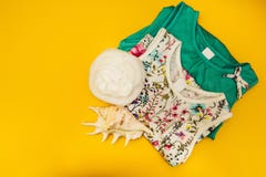 Twee kleding, witte bloem en grote shell op een gele geïsoleerde achtergrond, royalty-vrije stock fotografie Twee kleding, witte bloem en grote shell op een gele geïsoleerde achtergrond, royalty-vrije stock fotografie