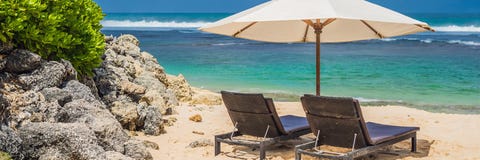 Twee ligstoelen op de tropische vakantiebanner, LANG FORMAAT royalty-vrije stock foto Twee ligstoelen op de tropische vakantiebanner, LANG FORMAAT royalty-vrije stock foto