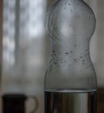 Twee literfles water met dalingen stock afbeeldingen Twee literfles water met dalingen stock afbeeldingen