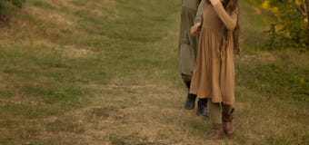 Twee meisjes, tieners, die handen, gang op groen gras houden, lopen in aard stock fotografie Twee meisjes, tieners, die handen, gang op groen gras houden, lopen in aard stock fotografie