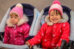Twee meisjes, zusters Men schreeuwt, andere lach stock fotografie Twee meisjes, zusters Men schreeuwt, andere lach stock fotografie