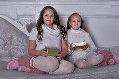 Twee meisjeszuster met giften in handen Stock Foto Twee meisjeszuster met giften in handen Stock Foto