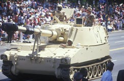 Twee Militairen in Militaire Tank, Woestijnonweer Victory Parade, Washington, D C stock afbeelding Twee Militairen in Militaire Tank, Woestijnonweer Victory Parade, Washington, D C stock afbeelding