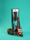 Twee miniatuur elektrische gitaren naast een diatonische harmonika royalty-vrije stock foto's Twee miniatuur elektrische gitaren naast een diatonische harmonika royalty-vrije stock foto's