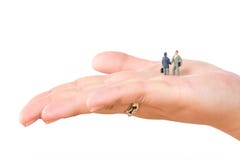 Twee miniatuurzakenlieden die handen op vrouwelijke die hand schudden op witte achtergrond wordt geïsoleerd Transactie of overeen stock afbeeldingen Twee miniatuurzakenlieden die handen op vrouwelijke die hand schudden op witte achtergrond wordt geïsoleerd Transactie of overeen stock afbeeldingen