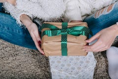 Twee mooie meisjes met giften voor Kerstmis Royalty-vrije Stock Foto's Twee mooie meisjes met giften voor Kerstmis Royalty-vrije Stock Foto's