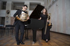 Twee musici die op blaasinstrumenten spelen royalty-vrije stock afbeelding Twee musici die op blaasinstrumenten spelen royalty-vrije stock afbeelding