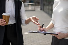 Twee onderneemsters op vergadering in openlucht dichtbij de bureaubouw stock fotografie Twee onderneemsters op vergadering in openlucht dichtbij de bureaubouw stock fotografie