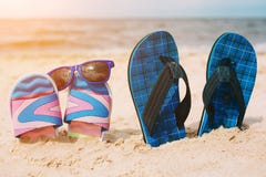 Twee paren wipschakelaars in zand op strand Zonnebril op één van hen De vakantieconcept van de zomer Overzeese kust Mening van hi stock foto Twee paren wipschakelaars in zand op strand Zonnebril op één van hen De vakantieconcept van de zomer Overzeese kust Mening van hi stock foto