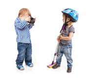 Twee peuterjongens die met een camera spelen Stock Afbeelding Twee peuterjongens die met een camera spelen Stock Afbeelding
