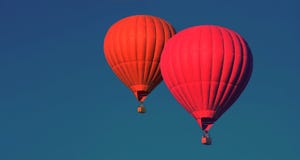 Twee rode ballons in de hemel aerostaat Mensen in de mand Pret De zomervermaak Romantische avonturen Moderne gestemde foto stock fotografie Twee rode ballons in de hemel aerostaat Mensen in de mand Pret De zomervermaak Romantische avonturen Moderne gestemde foto stock fotografie