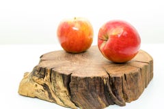 Twee rode sappige appelen liggen op een houten stomp op witte achtergrond Verse appelen op een houten logboek Heerlijk en rijp fr royalty-vrije stock foto's Twee rode sappige appelen liggen op een houten stomp op witte achtergrond Verse appelen op een houten logboek Heerlijk en rijp fr royalty-vrije stock foto's