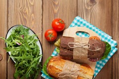 Twee sandwiches met salade, ham, kaas royalty-vrije stock afbeeldingen Twee sandwiches met salade, ham, kaas royalty-vrije stock afbeeldingen