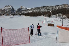 Twee Skiërs met Helmen klaar voor het Ski?en stock afbeelding Twee Skiërs met Helmen klaar voor het Ski?en stock afbeelding