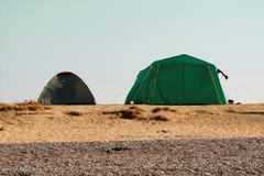 Twee toeristische tenten op een strand royalty-vrije stock fotografie Twee toeristische tenten op een strand royalty-vrije stock fotografie