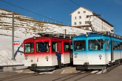 Twee treinen op de bovenkant van Mt. Rigi, Zwitserland Stock Afbeelding Twee treinen op de bovenkant van Mt. Rigi, Zwitserland Stock Afbeelding