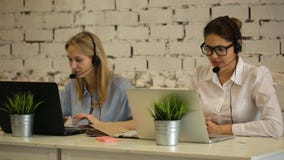 Twee vertegenwoordigers van de klantendienst op het werk stock videobeelden Twee vertegenwoordigers van de klantendienst op het werk stock videobeelden