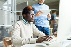 Twee Webontwikkelaars die aan Code werken stock foto Twee Webontwikkelaars die aan Code werken stock foto