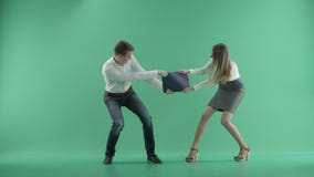 Twee zakenlieden die op het groen scherm vechten stock footage Twee zakenlieden die op het groen scherm vechten stock footage
