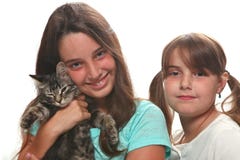 Twee Zusters die Hun Jong Katje houden royalty-vrije stock foto's Twee Zusters die Hun Jong Katje houden royalty-vrije stock foto's