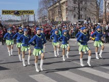 Twirlers de bastón en desfile de la primavera fotos de archivo libres de regalías Twirlers de bastón en desfile de la primavera fotos de archivo libres de regalías