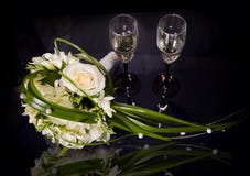 Two Wine Glasses Of Champagne And Wedding Bouquet Stock Images