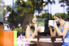 Two young woman chatting in a coffee shop Stock Photography Two young woman chatting in a coffee shop Stock Photography