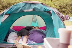 tyck om campa inom tältet royaltyfri bild tyck om campa inom tältet royaltyfri bild