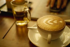 Tycka om kaffe i kafé royaltyfri fotografi Tycka om kaffe i kafé royaltyfri fotografi