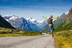 Tycker om den kvinnliga handelsresanden för den unga hipsteren loppet Affärsföretaget är kommande royaltyfri bild Tycker om den kvinnliga handelsresanden för den unga hipsteren loppet Affärsföretaget är kommande royaltyfri bild