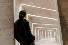 Tylni widok na caucasian mężczyzna stoi i myśleć o w przypadkowych ubraniach przyszłości i wyborze kierunek Wyzwanie ścieżka spos zdjęcie stock Tylni widok na caucasian mężczyzna stoi i myśleć o w przypadkowych ubraniach przyszłości i wyborze kierunek Wyzwanie ścieżka spos zdjęcie stock