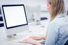 Tylni widok studencki używa komputer zdjęcie stock Tylni widok studencki używa komputer zdjęcie stock