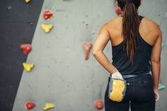 Tylni widoku arywisty kobiety nacierania ręki z kreda proszkiem od torby na jej talii Obrazy Stock Tylni widoku arywisty kobiety nacierania ręki z kreda proszkiem od torby na jej talii Obrazy Stock