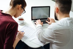 Tylny widok dwa skupiał się poważnych biznesmenów używa laptop zdjęcia stock Tylny widok dwa skupiał się poważnych biznesmenów używa laptop zdjęcia stock