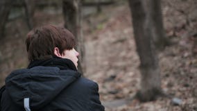 Tylny widok siedzi samotnego outdoors przygnębiony młody człowiek, mieć smutne myśli zbiory wideo Tylny widok siedzi samotnego outdoors przygnębiony młody człowiek, mieć smutne myśli zbiory wideo