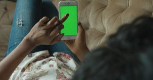 Tylny widoku zakończenie W górę Afro Amerykańskiej kobiety Żadny twarz telefonu komórkowego zieleni ekranu surfingu sieci gawędze zbiory Tylny widoku zakończenie W górę Afro Amerykańskiej kobiety Żadny twarz telefonu komórkowego zieleni ekranu surfingu sieci gawędze zbiory