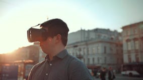 Type attirant et fille belle en verres de vr dans la rue serrée par ville banque de vidéos Type attirant et fille belle en verres de vr dans la rue serrée par ville banque de vidéos