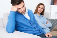 Type de attente de problèmes de famille de session de psychologie de jeunes couples regardant en bas d'intéressé photos stock Type de attente de problèmes de famille de session de psychologie de jeunes couples regardant en bas d'intéressé photos stock