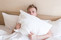 Type dr?le dans le lit sous la couverture apr?s le sommeil Se r?veiller somnolent d'homme photographie stock Type dr?le dans le lit sous la couverture apr?s le sommeil Se r?veiller somnolent d'homme photographie stock