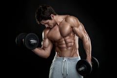 Type musculaire de bodybuilder faisant des exercices avec des haltères photos stock Type musculaire de bodybuilder faisant des exercices avec des haltères photos stock