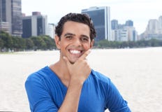 Type riant dans une chemise bleue avec le paysage urbain à l'arrière-plan Photos stock Type riant dans une chemise bleue avec le paysage urbain à l'arrière-plan Photos stock